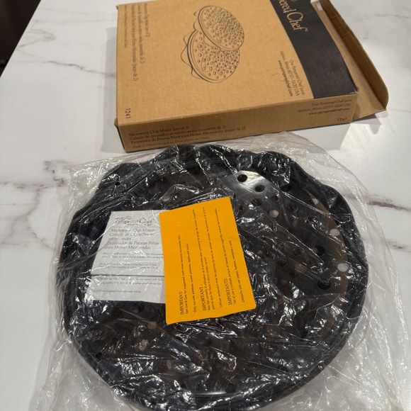 The Pampered Chef Microwave potato chip maker set of black silicone set #1241 - Picture 3 of 4